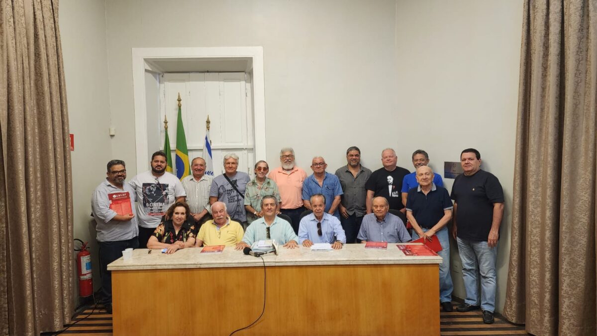 Academia de cinema concede titulo de imortal ao historiador Nirez.